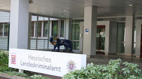 Eingang Gebäude mit Schild und Schriftzug Hessisches Landeskriminalamt