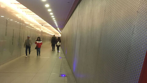 Instandgesetzter, hell beleuchteter Fußgängertunnel in einer U-Bahn