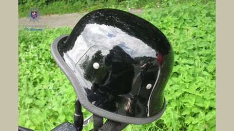 Motorradhelm mit Visier und ausrechend Schutzfunktion, den Kopf umschließend