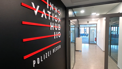 Flursück des INNOVATION HUBs mit Logo an der Wand "INNOVATIONHUB 110 - Polizei Hessen"
