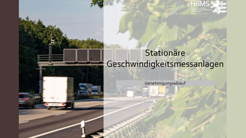 Das Bild zeigt eine Geschwindigkeitsmessstelle auf einer dreispurigen Autobahn. 