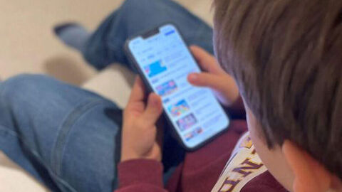 Ein Kind spielt mit einem Smartphone