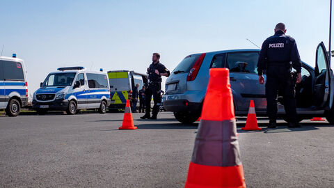 Symbolbild einer Kontrollstelle mit Pylonen im Vordergrund