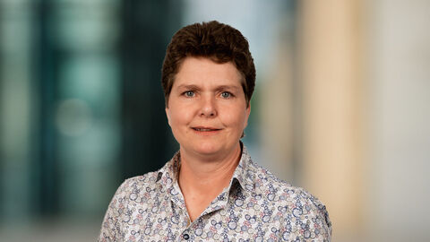 Aniane Emde vor unscharfen Hintergrund