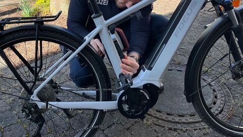 Ein Polizeibeamter codiert ein Fahrrad