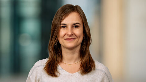 Julia Lohse vor unscharfen Hintergrund