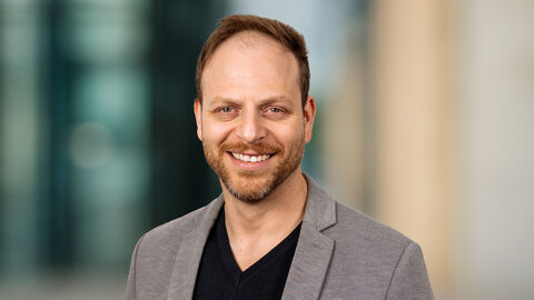 Mirco Skrzipek vor unscharfen Hintergrund