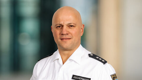 Sascha Aschermann vor unscharfen Hintergrund