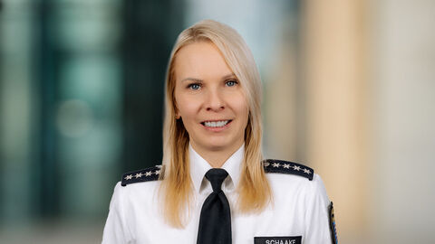 Ulrike Schaake vor unscharfen Hintergrund