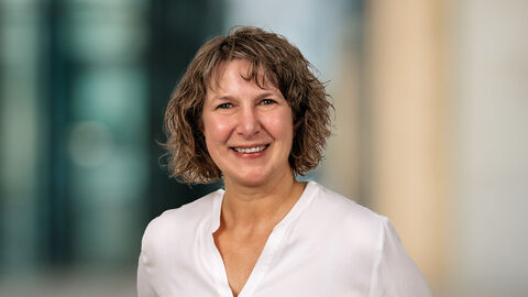 Antje Stahl vor unscharfen Hintergrund