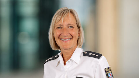 Elke Weber vor unscharfen Hintergrund