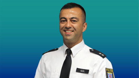 Polizeibeamter mit kurzen schwarzen Haaren in im weißen Diensthemd mit Krawatte