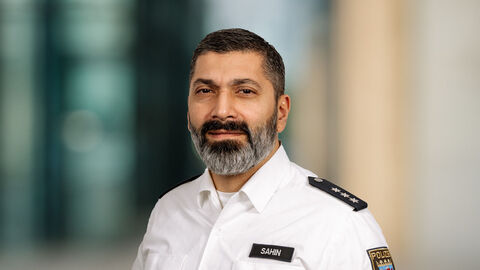 Hakan Sahin vor unscharfen Hintergrund