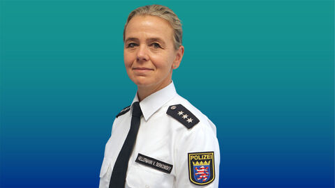 Polizeibeamtin mit hellbraunen Haaren im weißen Diensthemd mit Krawatte