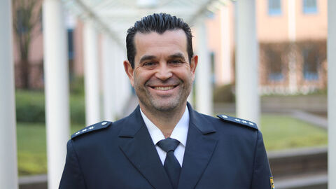 Polizeibeamter mit schwarzen Haaren 