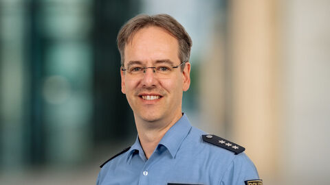 Jens Haase vor unscharfen Hintergrund