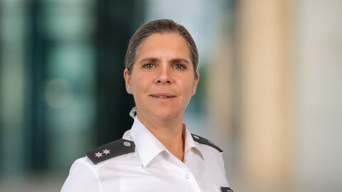 Julia Stumpf vor unscharfen Hintergrund