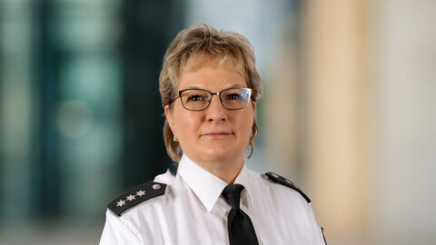 Katrin Pretsch vor unscharfen Hintergrund