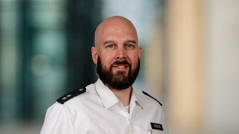 Kolja Debus vor unscharfen Hintergrund