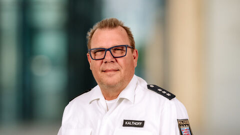 Mathias Kalthoff vor unscharfen Hintergrund