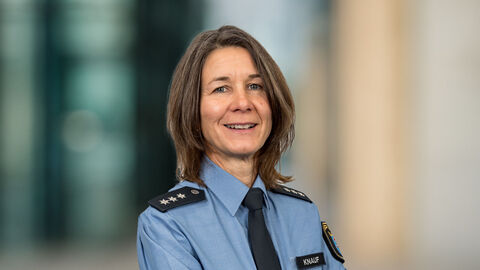 Melanie Knauf vor unscharfen Hintergrund