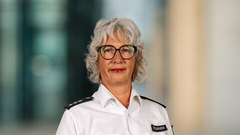 Simone Feußner vor unscharfen Hintergrund