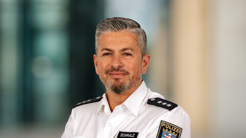 Sven Schmalz vor unscharfen Hintergrund