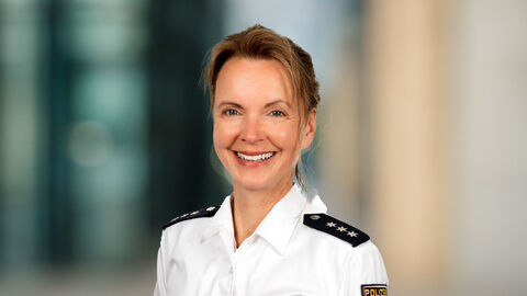 Ulrike Langer vor unscharfen Hintergrund