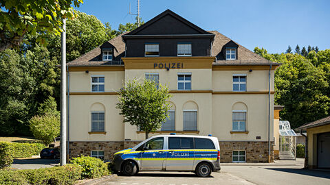 Gebäude der Polizeistation in Biedenkopf mit einem parkenden Polizeiauto davor.