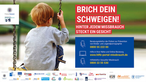 Kampagnenbild zu Brich dein Schweigen - Motiv 05 - ein Junge sitzt auf einer Schaukel mit dem Rücken zum Betrachter, Schriftzug Brich dein Schweigen! Hinter jedem Missbrauch steckt eine Gesicht, Angaben zu Hilfe- und Beratungstelefonnummern und einem Online-Beratungsportal