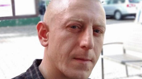 Vermisster 41-jähriger Sergej L. aus Waldeck; Foto zeigt den Vermissten im Portraitmodus mit sehr kurzem Haarschnitt und karierten Hemd, im Hintergrund ist eine Straße zu sehen