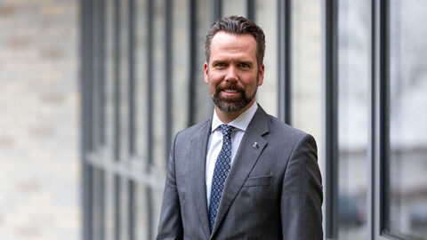 Polizeivizepräsident Dr. Hanno Frielinghaus vor Glaswand 