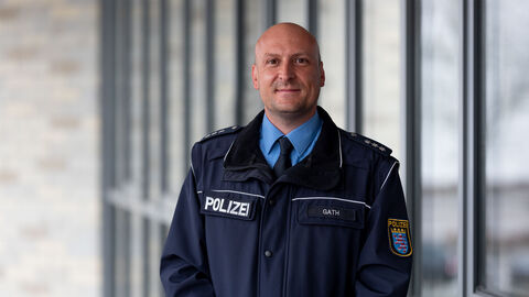 Pressesprecher Pierre Gath vor Glaswand 