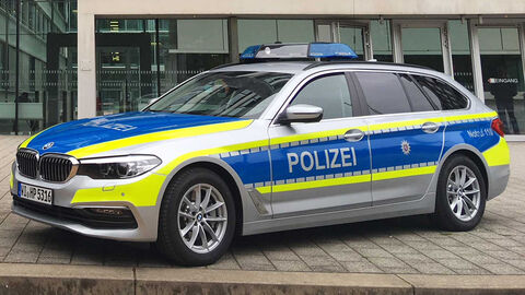 BMW 530xd Touring vor dem Polizeipräsidium Frankfurt am Main