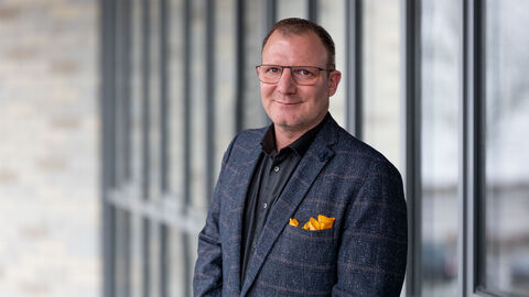 Ulrich Kaiser, Fachberatung Cybercrime vor Glaswand 