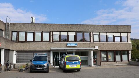 Gebäude der Polizeistation in Königstein mit parkenden Polizeiautos davor.