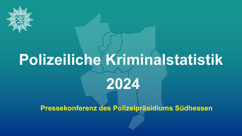 Schriftzug Polizeiliche Kriminalstatistik 2024 - Pressekonferenz des Polizeipräsidiums Südhessen auf grün-blauem Hintergrund