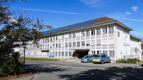 Polizeistation Korbach; Foto zeigt das Liegenschaftsgebäude der Polizeistation mit der Zufahrt bei blauem Himmel