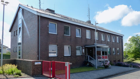 Polizeistation Schwalmstadt; Foto zeigt das Liegenschaftsgebäude der Polizeistation mit der Zufahrt bei blauem Himmel