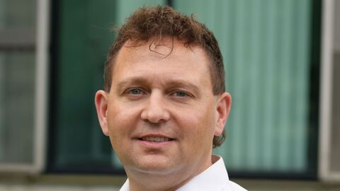 Florian Meerheim, Polizeihauptkommissar in weißer Uniform