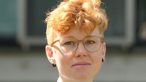 Victoria Willich, Polizeioberkommissarin in weißer Uniform