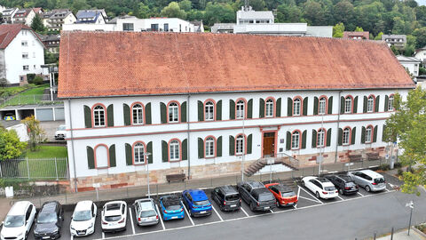 Gebäude der Polizeistation in Bad Orb mit parkenden Autos davor.