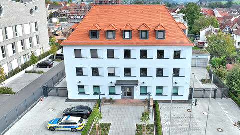 Gebäude der Polizeistation in Schlüchtern mit parkenden Polizeiautos davor.