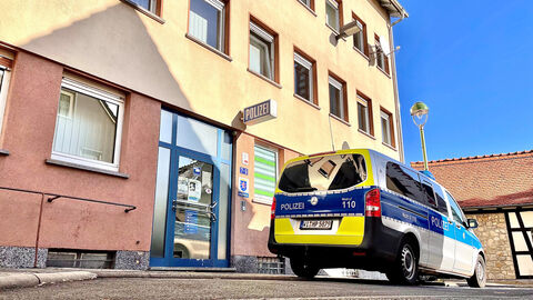 6. Polizeirevier in Bornheim mit einem Streifenwagen (blau/silber)