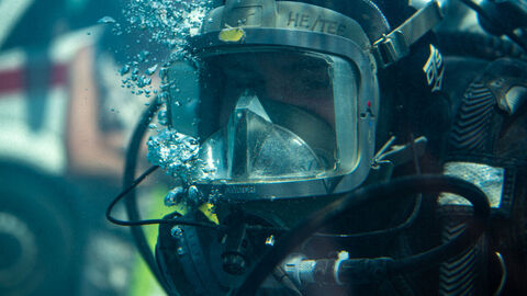 Ein Taucher unter Wasser