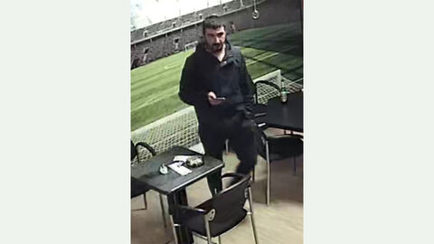 Unbekannte männliche Person in dunkler Kleidung