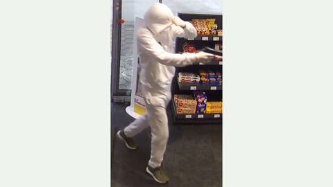 Unbekannter Täter in weißer Kleidung