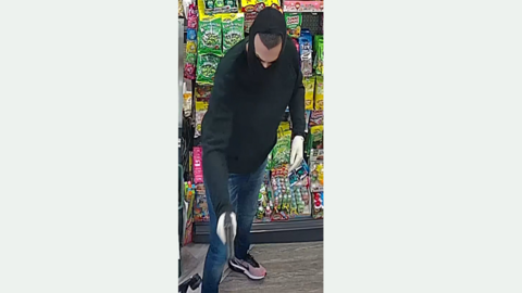 Unbekannter Täter 1 im Verkaufsraum