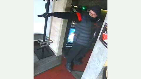 Unbekannter Täter 1 mit Schusswaffe in Gaststätte