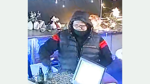 Unbekannter Täter 1 in der Gaststätte - Bild 2